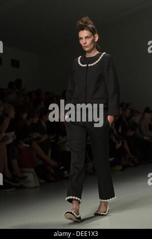 London, UK. 17. September 2013. Ein Modell geht dem Laufsteg bei der Modenschau von Simone Rocha während der London Fashion Week im Somerset House. Foto: CatwalkFashion/Alamy Live-Nachrichten Stockfoto