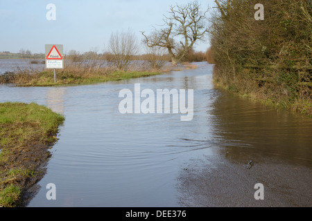 Stark überflutet und geschlossene Straße auf Curry-Moor zwischen North Curry und Ost Lyng, Somerset, England, UK Stockfoto