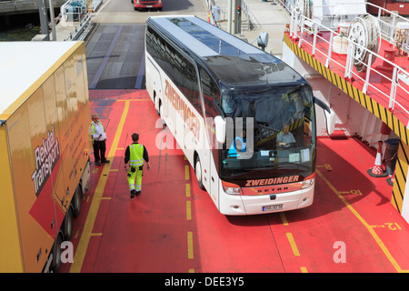 Reisebus Manövrieren auf Autodeck Oslofjord Fähre nach Moss am Terminal in Horten, Vestfold, Norwegen, Skandinavien Stockfoto