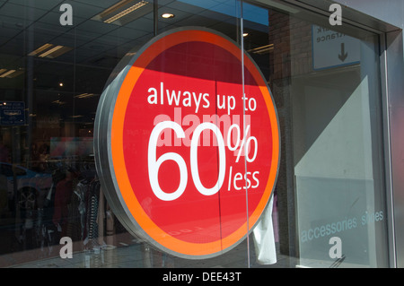 sechzig Prozent weniger Zeichen in einem Schaufenster Stockfoto