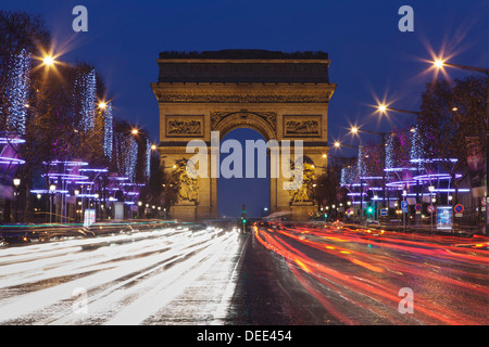 Champs Elysees und dem Arc de Triomphe in Weihnachten, Paris, Île-de-France, Frankreich Stockfoto