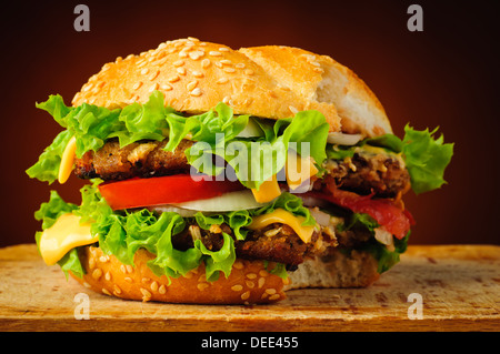 Fast-Food mit großen leckeren gebissen Hamburger oder cheeseburger Stockfoto