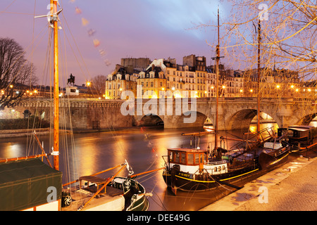 Schiffe am Ufer und Pont Neuf, Paris, Île-de-France, Frankreich, Europa Stockfoto