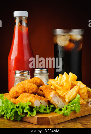 Stillleben mit Chicken Nuggets Menü, Pommes, Cola und Tomaten ketchup Stockfoto