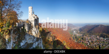 Schloss Lichtenstein im Herbst, Schwäbische Alb, Baden-Württemberg, Deutschland, Europa Stockfoto