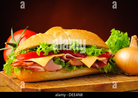 Stillleben mit köstlichen Delikatessen Sub Sandwich und Gemüse Stockfoto