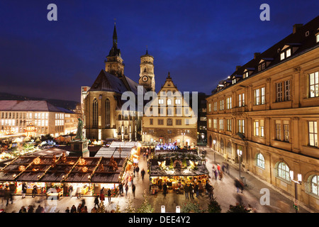 Weihnachtsmarkt am Schillerplatz quadratisch mit Stiftskirche Kirche, Stuttgart, Baden-Württemberg, Deutschland, Europa Stockfoto