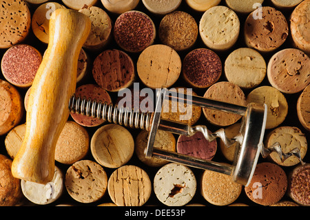Hintergrund mit Korkenzieher und verschiedenen Weinkorken Stockfoto