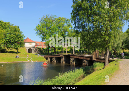 Alte hölzerne Zugbrücke über den Burggraben am Eingang zum alten befestigten Stadt von Gamlebyen, Fredrikstad, Ostfold, Norwegen, Skandinavien Stockfoto