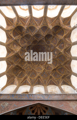 Detail der Deckengemälde im sogenannten Musikzimmer, Ali Qapu, Isfahan, Iran Stockfoto