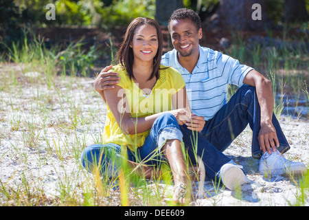 Ein junges afroamerikanische Frau & Mann paar draußen im Sommer Stockfoto