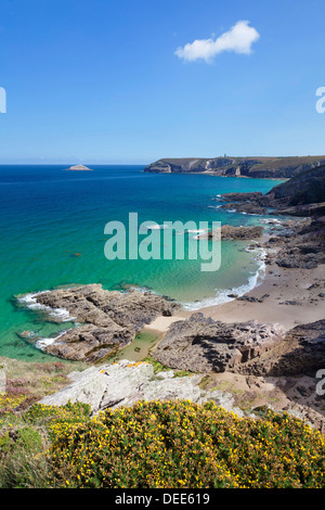 Blick entlang der Klippen des Cap Frehel bis zum Leuchtturm, Côtes d ' Armor, Bretagne, Frankreich Stockfoto