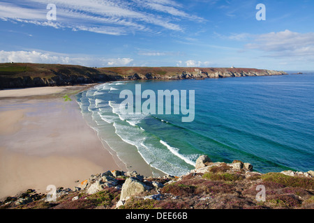 Blick vom Pointe du Van über die Baie des Trepasses nach der Pointe du Raz, Halbinsel Sizun, Finistere, Bretagne, Frankreich, Europa Stockfoto