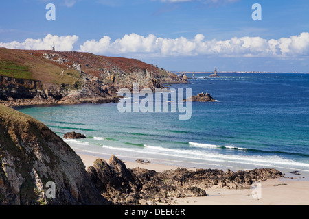 Blick vom Baie des Trepasses zum Leuchtturm am Pointe du Raz und der Isle de Sein, Halbinsel Sizun, Finistere, Bretagne, Frankreich Stockfoto