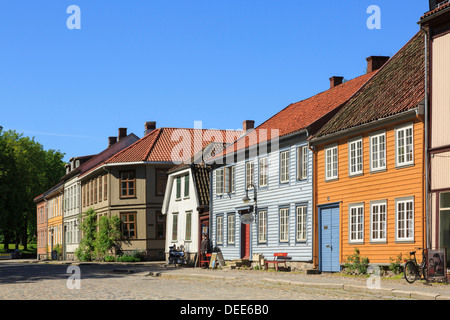 Traditionelle historische Holzbauten auf Voldgarten in der alten Stadt Gamlebyen, Fredrikstad, Ostfold, Norwegen, Skandinavien Stockfoto