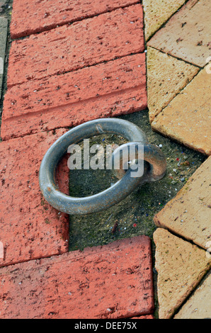 Gusseisen-Liegeplatz-Ring im Dock Rand Simons Town Stockfoto