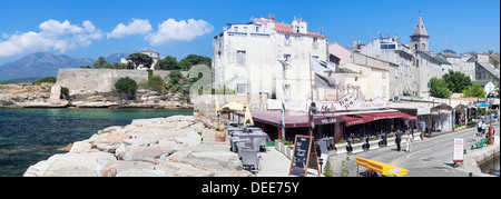 Promenade am Hafen von Saint Florent mit der Kirche Santa Maria Assunta, Saint Florent, Korsika, Frankreich, mediterran Stockfoto