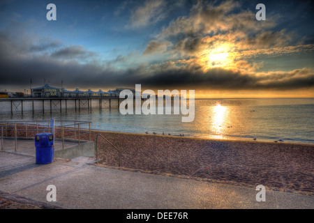 Paignton Pier und sandigen Strand Torbay Devon England mit dramatischer Himmel in HDR Stockfoto