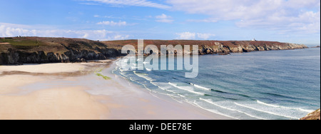 Blick vom Pointe du Van über die Baie des Trepasses nach der Pointe du Raz, Halbinsel Sizun, Finistere, Bretagne, Frankreich, Europa Stockfoto