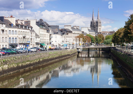 Kathedrale Saint Corentin reflektiert in den Fluss Odet, Quimper, Finistere, Bretagne, Frankreich, Europa Stockfoto