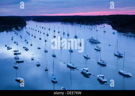 Segelboote auf dem Fluss Odet, Benodet, Finistere, Bretagne, Frankreich, Europa Stockfoto