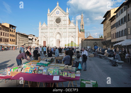 Flohmarkt vor der Kirche Santa Croce, Florenz, UNESCO-Weltkulturerbe, Toskana, Italien, Europa Stockfoto