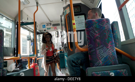 Frau einsteigen in einen Bus Cardiff City im Sommer Cardiff Wales UK KATHY DEWITT Stockfoto