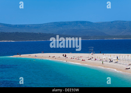 Strand, Zlatni Rat (Goldenes Horn) und der Insel Hvar in den Hintergrund, Bol, Insel Brac, Dalmatien, Kroatien, Europa Stockfoto