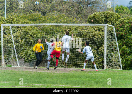 Junior-Football-Spieler, die in Richtung in Richtung den Ball vor dem Tor, Cape Town, Südafrika Stockfoto