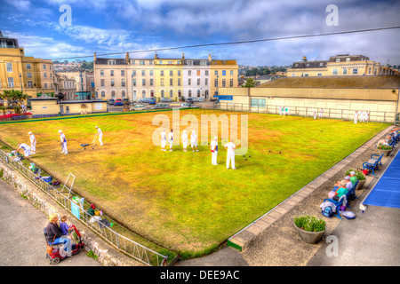 Damen spielen Schalen Sommertag mit blauem Himmel und weißen Wolken in HDR, englische gespielt auf grünen Rasen Stockfoto