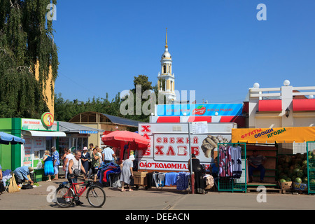 Marktplatz in der Nähe der Kirche und Bell Tower der Apostel Ioanna Bogoslova in Kolomna, Russland Stockfoto