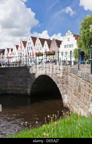 Blick vom einen Kanal (Mittelburggraben) auf dem Marktplatz, Friedrichstadt, Nordfriesland, Schleswig Holstein, Deutschland, Europa Stockfoto