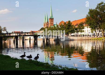 Fluss Stadttrave mit Petri-Kirche und Marienkirche, Lübeck, Schleswig Holstein, Deutschland, Europa Stockfoto