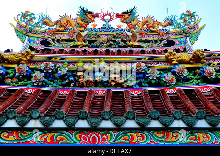 Goldene Drachen jagen die flammende Perle auf dem Dach eines Thai-Chinese-Tempels in Bangkoks Chinatown Stockfoto