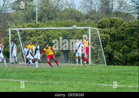 Junior-Football-Spieler Position den Ball vor dem Tor, Cape Town, Südafrika Stockfoto