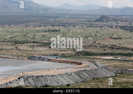 Bergematerial dam und Pflügen der Felder Potgietersrus Platinum Mine, Limpopo, Südafrika, Stockfoto