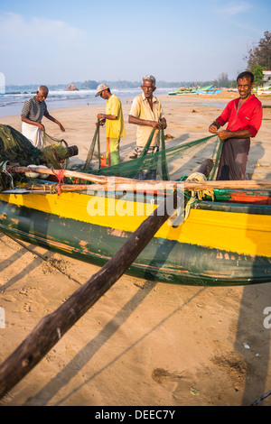 Fischer ihren Fang auf Weligama Beach, südlich von Sri Lanka, Asien sortieren Stockfoto