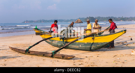 Fischer ihren Fang auf Weligama Beach, südlich von Sri Lanka, Asien sortieren Stockfoto