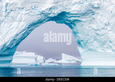 Eisberge in der Nähe von Booth Island, Antarktis, Südpolarmeer, Polarregionen Stockfoto