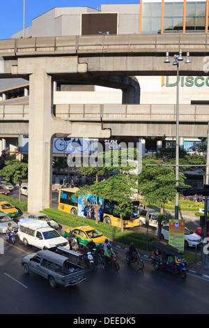 Verkehr unter der Skytrain Linie in der Nähe von Siam Square. Bangkok. Thailand. Stockfoto