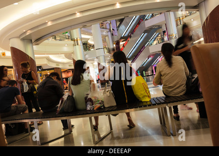 Asiatische Frauen ruht in einem Einkaufszentrum. Siam-Platz. Bangkok. Thailand. Stockfoto