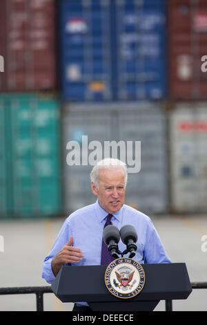 US-Vizepräsident Joe Biden befasst sich eine Menschenmenge während eines Besuchs in Hafen von Charleston Columbus Container Terminal am 16. September 2013 in Charleston, South Carolina. Biden sprach über die Notwendigkeit, Amerikas Verkehrswegebau für Exporte und Wirtschaftswachstum zu verbessern. Stockfoto