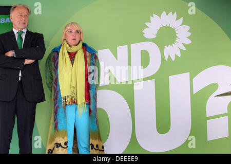 Augsburg, Deutschland. 17. September 2013. Jürgen Trittin (L), Top-Kandidat von Bündnis 90/die grünen für die Bundestagswahl 2013, und der Bund Vorsitzende von Bündnis 90/die grünen, Claudia Roth, stehen neben einander bei einer Wahl-Kampagne Veranstaltung in Augsburg, Deutschland, 17. September 2013. Foto: KARL-JOSEF HILDENBRAND/Dpa/Alamy Live News Stockfoto