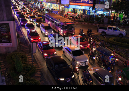 Stau in Siam Square bei Nacht. Bangkok. Thailand. Stockfoto