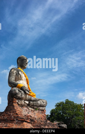 Antike Statue des Buddha sitzt in der Meditation, Ayutthaya Thailand Stockfoto