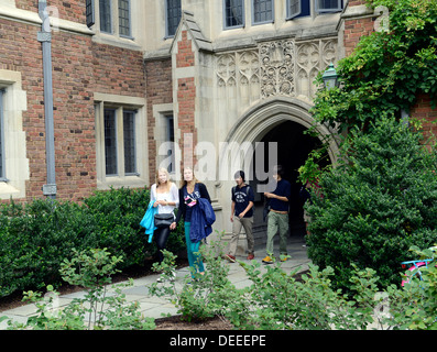 Yale University Studenten an Summer School Fuß zum Mittagessen im Calhoun Wohnhochschule. Stockfoto