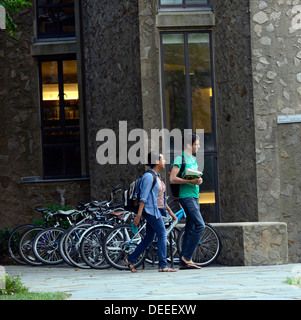 Yale University Studenten an Summer School gehen durch Campus am Morse Residential College zu essen. Stockfoto