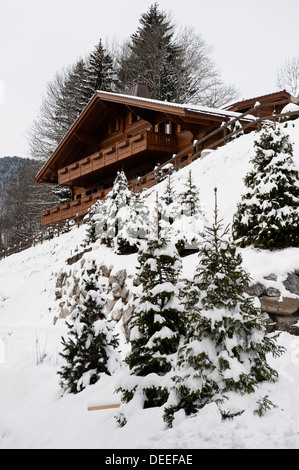 Chalet in Gstaad mit Interior Design von Tino Zervudachi Stockfoto