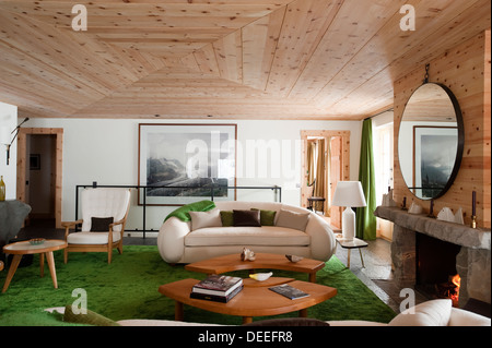 Chalet in Gstaad mit Interior Design von Tino Zervudachi Stockfoto