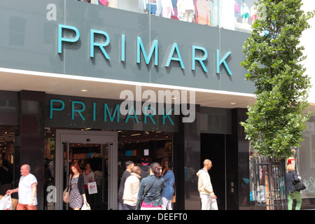 Shopper aus Primark-Filiale, Ilford Stadtzentrum Stockfoto